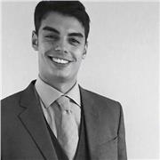 Profesòr de italiano imparte clases a alumnos de todas las edades